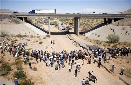 Protesters gather at the Bureau of Land Management's base camp, where the cattle that were seized from rancher Cliven Bundy are being held, near Bunkerville, Nevada April 12, 2014. REUTERS/Jim Urquhart