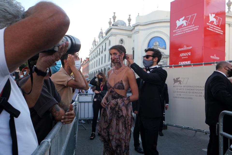 Model Taylor Hill lässt sich die Maske anlegen (Bild: Reuters/Manuel Silvestri)