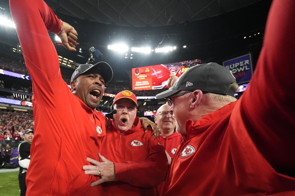 El entrenador de los Chiefs de Kansas City Andy Reid (centro) celebra la victoria ante los 49ers de San Francisco en el Super Bowl 58, el domingo 11 de febrero de 2024, en Las Vegas. (AP Foto/Julio Cortez)