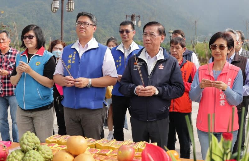 ▲陳聰鑑、蔡培慧指林儒彬平常穿著「縣長特助」背心亮相，根本不只是「縣民私下叫的而已」。（圖／翻攝林明溱臉書，2023.02.23）