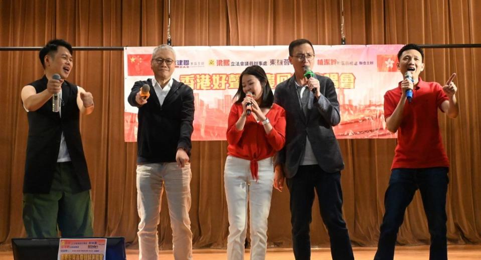 除立會好聲音外，部分立法會議員過往亦曾參與表演活動。立法會議員管浩鳴（左二）及李振強（右二）今年 7 月 2 日參與由民建聯東區支部、立法會議員梁熙辦事處主辦的香港好聲音慶回歸演唱會。其中，「藍星行動」委員、民建聯社區主任植潔鈴（中），及「藍星行動」會務顧問劉慶揚（右）亦有份獻唱。