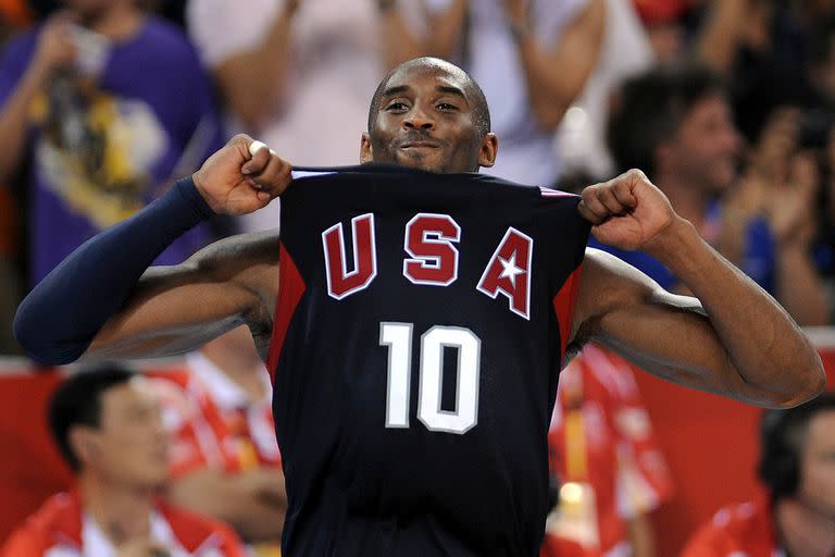 Kobe Bryant celebra al final del partido por la medalla de oro de baloncesto masculino España contra los EE. UU. De los Juegos Olímpicos de Beijing 2008
