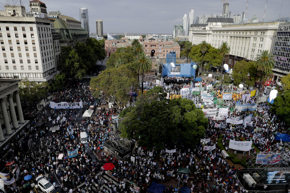 Manifestantes se reúnen en Plaza de Mayo durante una protesta en Buenos Aires, Argentina, el jueves 30 de marzo de 2017. Sindicatos y organizaciones sociales se manifiestan contra el presidente Mauricio Macri. (AP Foto/Natacha Pisarenko)