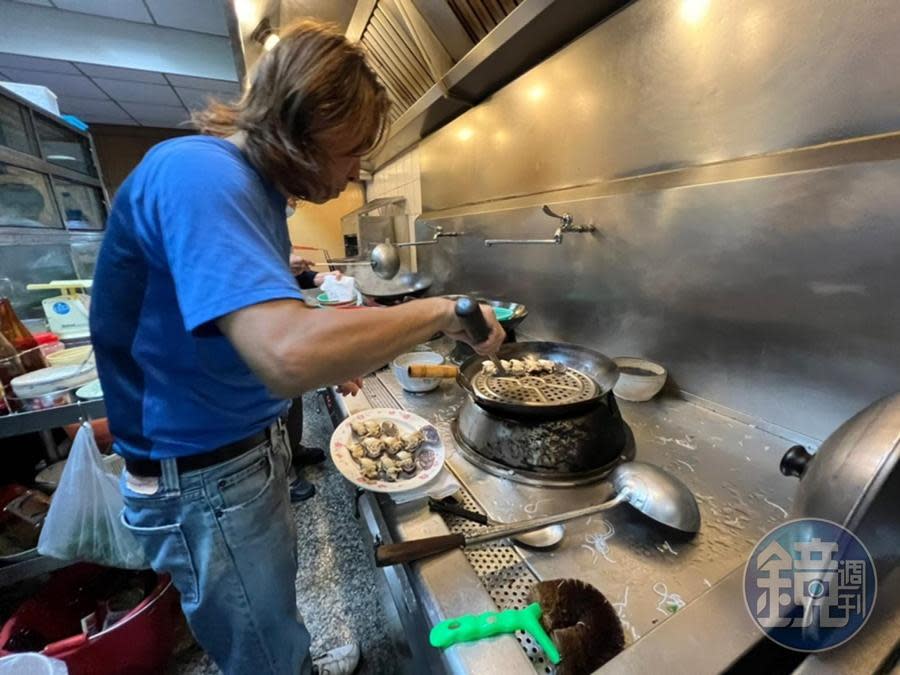在「菜包李小吃部」的廚房後台，蒸烤螺貝都像這樣一顆顆地悉心照料，才能成就上桌時顆顆鮮美飽水。