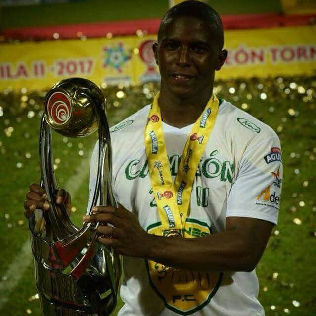 Eliécer y el trofeo que los acreditó como campeones del torneo 2017-II del fútbol de ascenso en Colombia (Foto Facebook de Eliécer Espinosa).