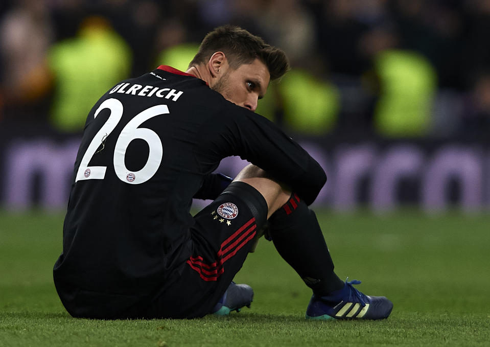 Nach dem Spiel sitzt Sven Ulreich niedergeschlagen auf dem Rasen (Bild: Getty Images)