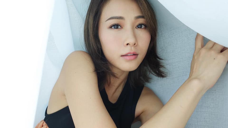 新劇《反黑路人甲》搵嚟好多靚女演員有份参演，當中包括女主角之一嘅湯怡。今次湯怡喺《反黑路人甲》中演蘇芷珊一角，樣子十分清純可愛，令觀眾眼前一亮。唔少觀眾都覺得湯怡外型清純可愛又靚女，雖然已經年過三十，仍然少女味十足，係真正嘅「靚湯」。