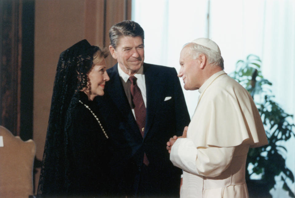 Nancy Reagan followed protocol when meeting Pope John Paul II at the Vatican.&nbsp;