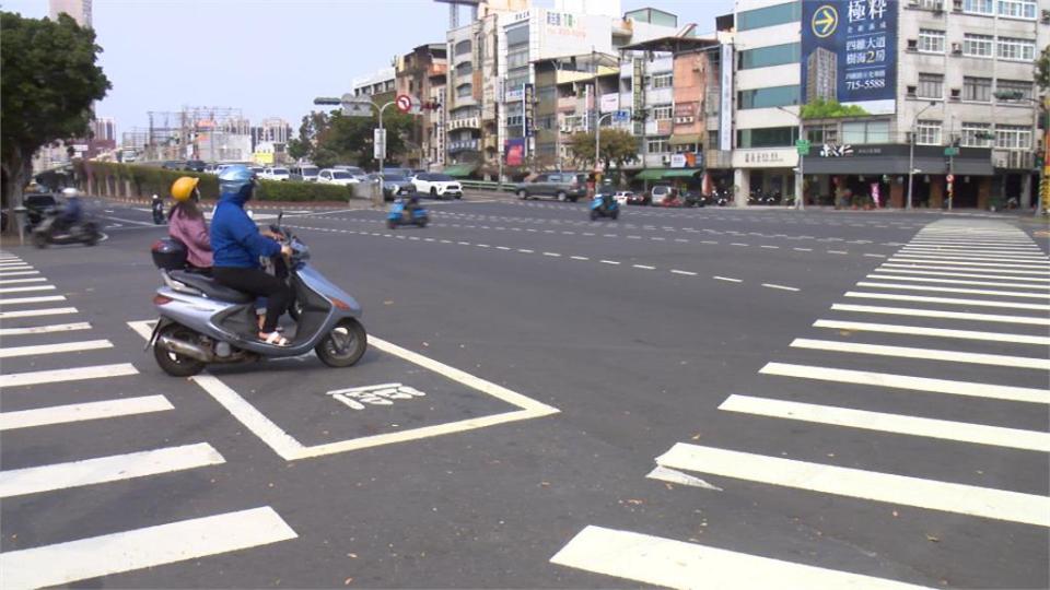 男不走斑馬線直接橫越馬路　天花板級帝王行人？最多也只罰500