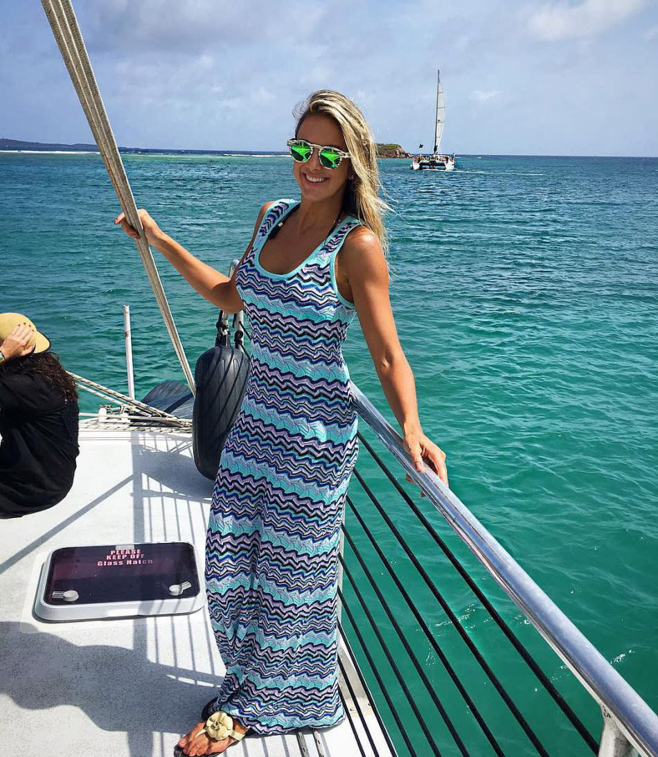 Toda diva, a âncora do matinal “Hoje em Dia” posou de vestido longo e óculos de sol espelhado com uma bela vista do mar do Caribe ao fundo. “Que linda, uau”, comentou uma seguidora. “Look divino hein. Adorei”, opinou outra pessoa. “Você é uma bela gata”, disparou um admirador. (Foto: Reprodução/Instagram)