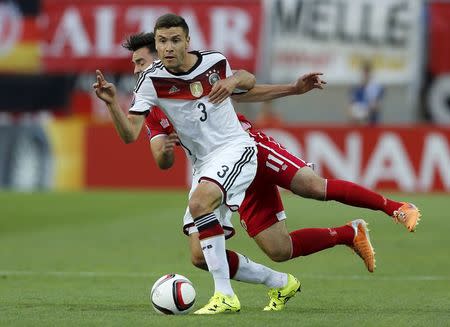 Germany's Jonas Hector (L) and Gibraltar's Jake Gosling battle for the ball during their Euro 2016 qualifying soccer match at Algarve stadium in Faro, Portugal, June 13, 2015. REUTERS/Marcelo Del Pozo