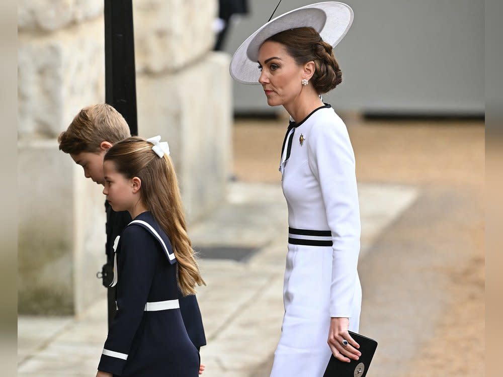 Prinzessin Kate mit ihren Kindern George und Charlotte bei "Trooping the Colour". (Bild: JUSTIN TALLIS/AFP via Getty Images)