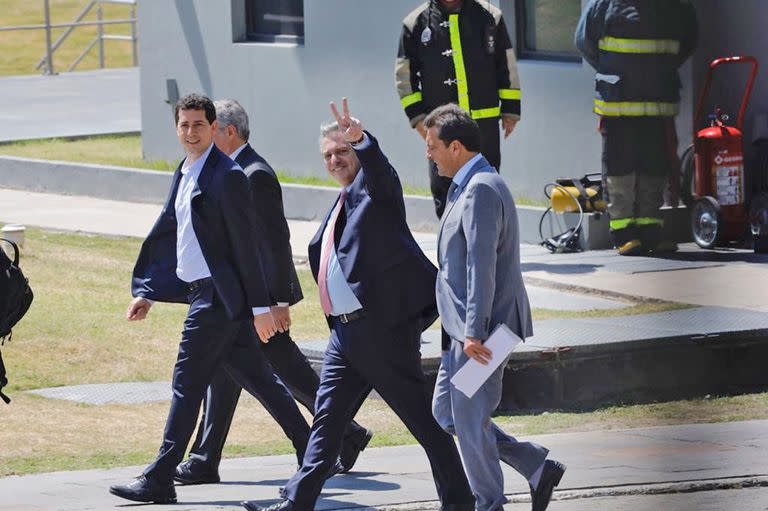 El flamante presidente de la Nación, Alberto Fernández, sale rumbo a la gobernación de la provincia de Buenos Aires para la asunción de Axel Kicillof como gobernador, lo acompañan Sergio Massa, Wado de Pedro y Felipe Solá