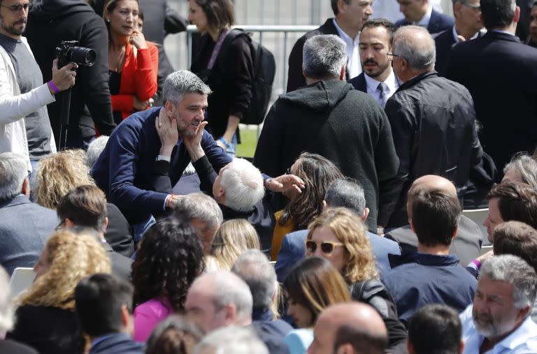 Juan Zabaleta se saluda afectuosamente con el sindicalista Antonio Caló