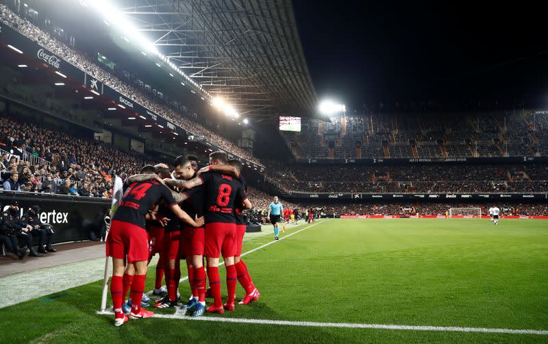 Foto del viernes del jugador de Atletico Madrid Marcos Llorente celebrando con sus compañeros tras marcar ante Valencia