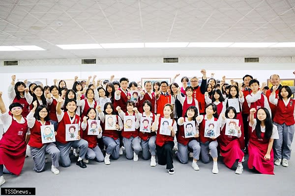 侯市長前進復興商工與人像速寫隊的同學們在「侯Sir返校日」度過美好。<br />（記者王志誠攝）