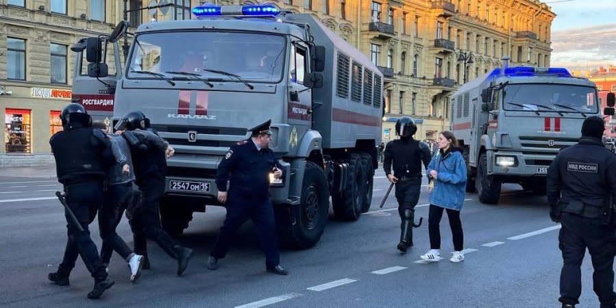 Hundreds of people have been detained at protests against mobilization in Russia