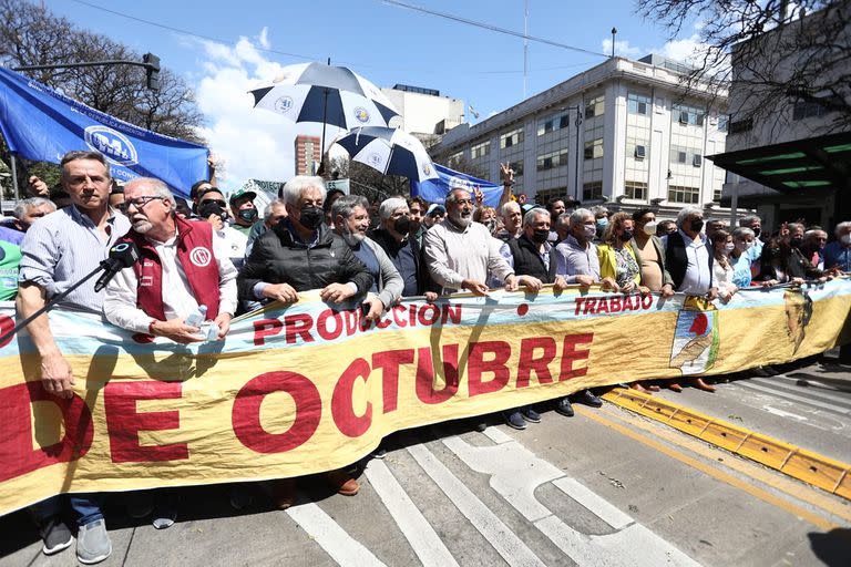 Marcha de la CGT hacia el monumento al trabajo, llegada de los líderes sindicales