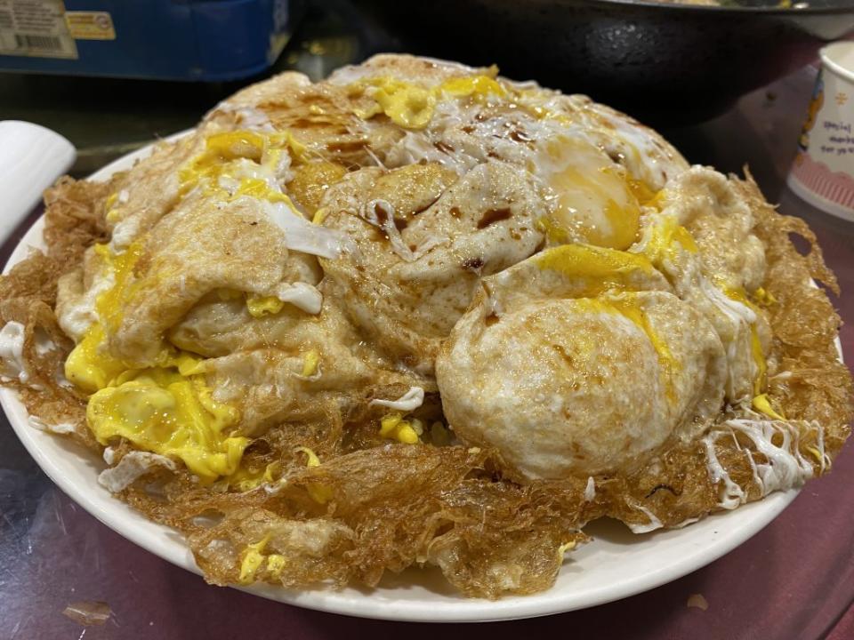 阿州海鮮燒烤首創「炸蛋炒飯」。 （記者王正平攝）