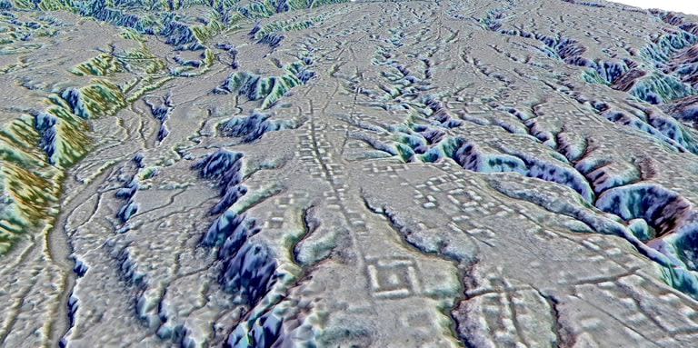 Esta imagen obtenida con la tecnología LiDAR proporcionada por investigadores en enero de 2024 muestra complejos de plataformas rectangulares colocadas para formar cuadrados y distrubuids a lo largo de caminos en el sitio de Kunguints, en el valle del Upano en Ecuador. (Antoine Dorison, Stéphen Rostain vía AP)