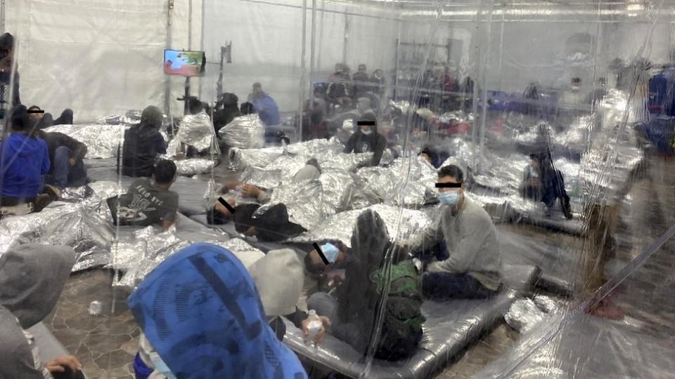 Menores migrantes encerrados en un centro de detención atestado