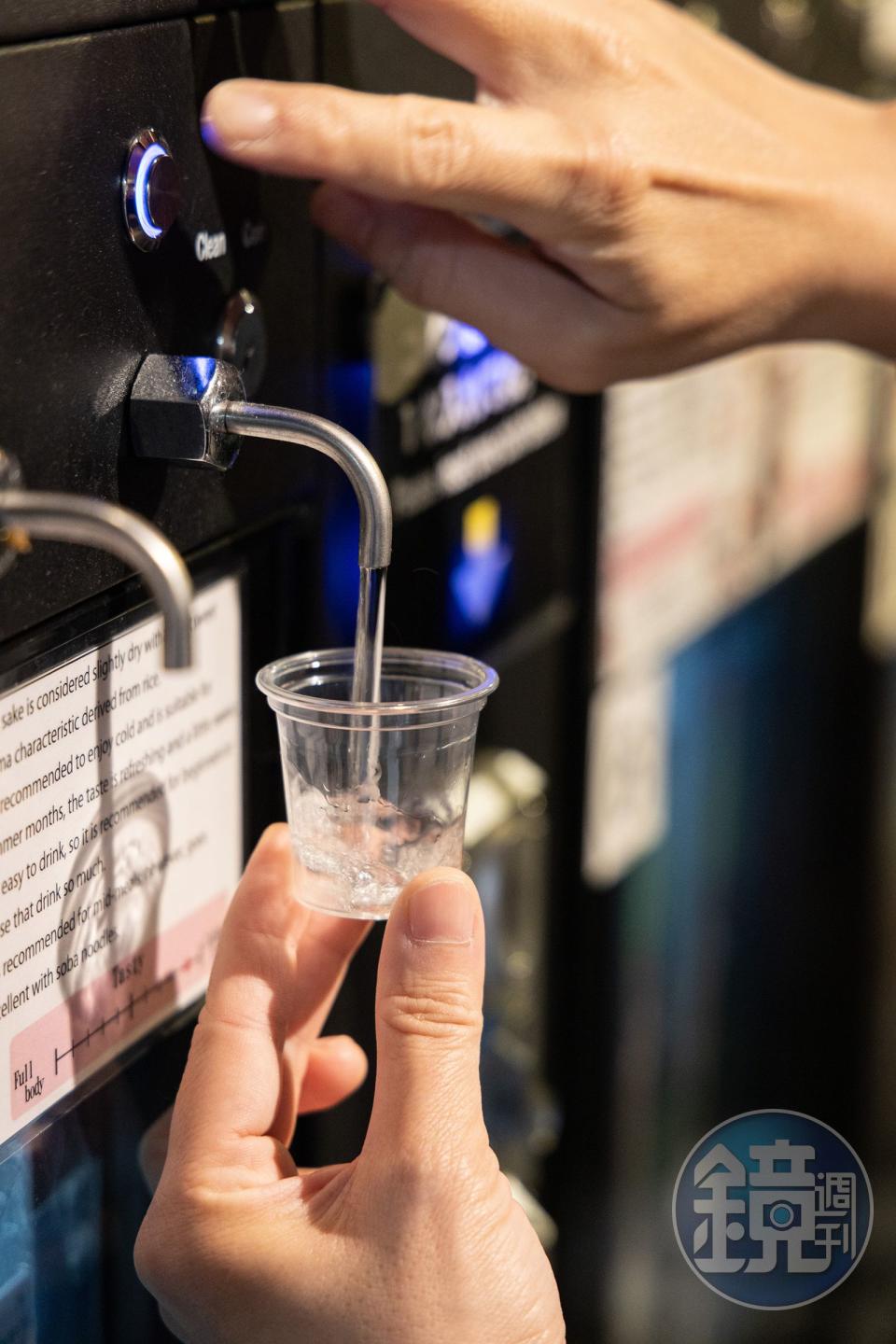 一枚代幣可以試飲一次清酒，採訪當時，尚未恢復供應豬口杯，暫以免洗杯代替。