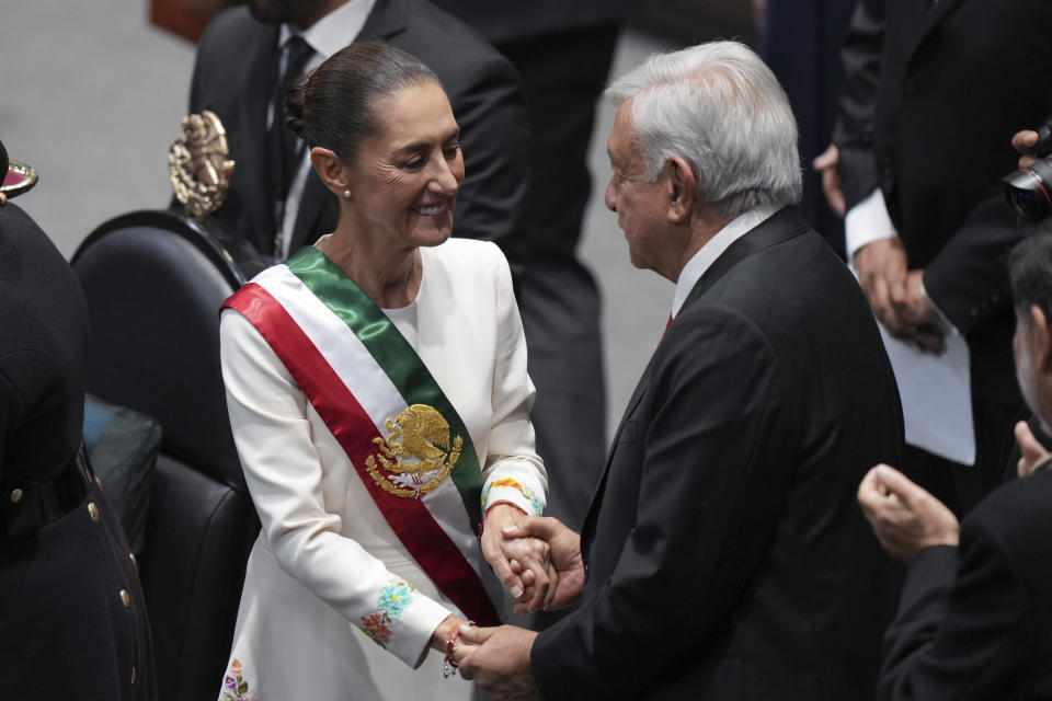 La presidenta Claudia Sheinbaum toma de las manos del presidente saliente, Andrés Manuel López Obrador, en el día de su toma de posesión en el Congreso de la Ciudad de México, el martes 1 de octubre de 2024.(AP Foto/Fernando Llano)