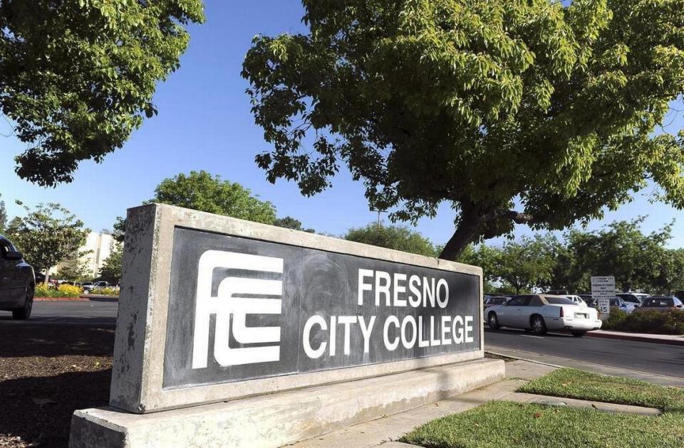 Fresno City College, la primera universidad comunitaria de California, forma parte del State Center Community College District.