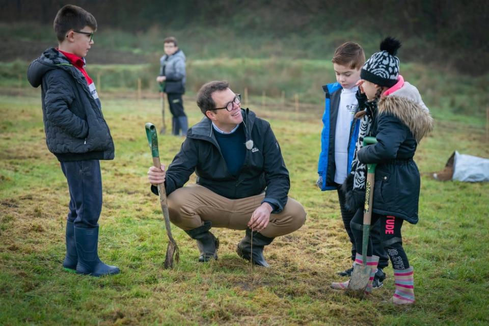 Deputy climate change minister Lee Waters with pupils from Tonna Primary School in Neath at a Woodland Trust forest creation project. (Llywodraeth Cymry/Welsh Government)