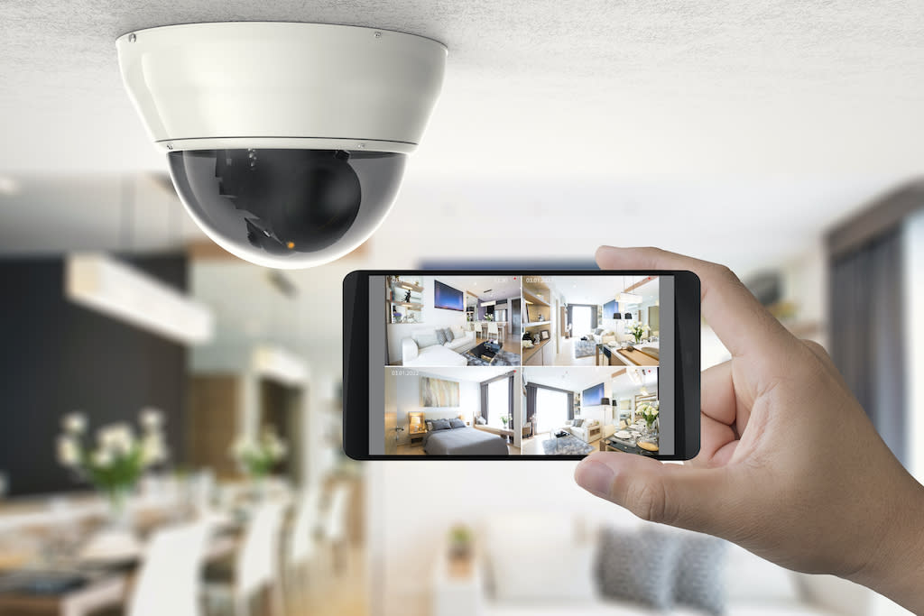 Pour partir de chez soi sans la boule au ventre, il est judicieux d'équiper son logement d'une caméra de surveillance. (Photo : Getty Images)