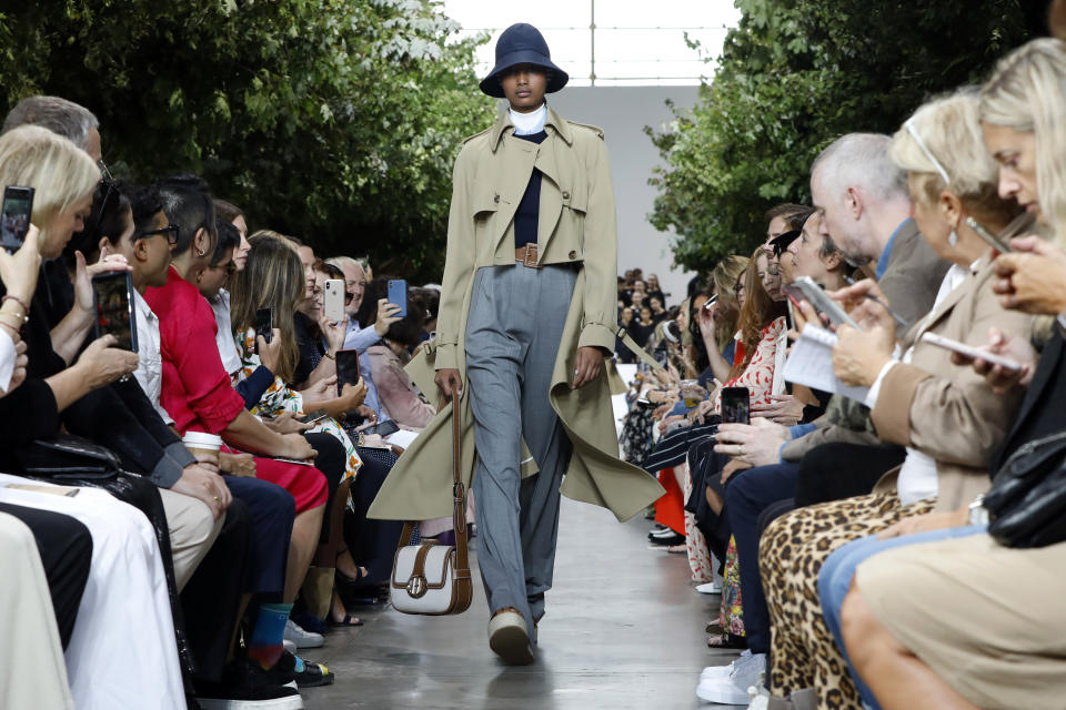 La nueva colección de Michael Kors es presentada en la Semana de la Moda de Nueva York el miércoles 11 de septiembre del 2019. (AP Foto/Richard Drew)