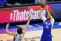 Seth Curry de los 76ers de Filadelfia tira el balón superando a Raúl Neto de los Wizards de Washington en el juego 5 de la serie de primera ronda de postemporada en la Conferencia Este el miércoles 2 de junio del 2021. (AP Photo/Matt Slocum)