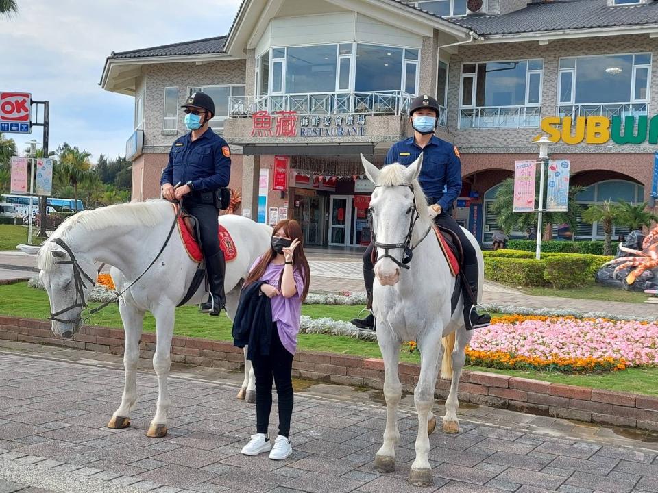 假日新北騎警隊執勤巡邏淡水漁人碼頭。   圖：新北市漁業處提供