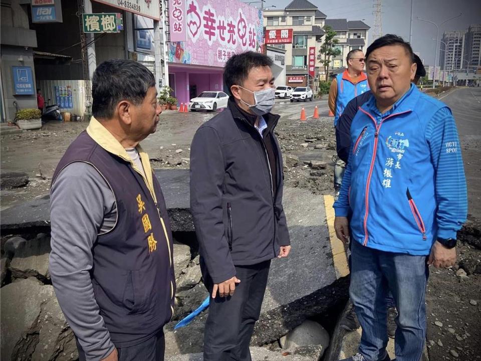 自來水公司「鳥嘴潭」輸水大幹管，在彰化員林市「加壓試水」傳爆裂意外，市長游振雄趕往關切。（圖：員林市公所提供）