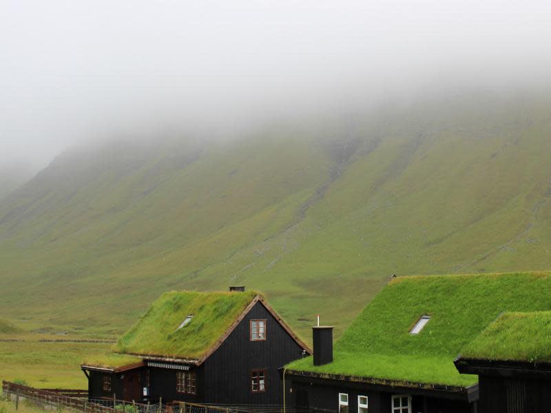 Steile Berge umzingeln Gásadalur - nicht selten verschwinden deren Kämme in dichten Nebel- und Wolkenschwaden. Foto: Lea Sibbel