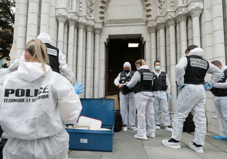 Des membres de la police technique et scientifiques et judiciaire à l'extérieur de la basilique Notre-Dame de Nice, à Nice le 29 octobre 2020 - ERIC GAILLARD © 2019 AFP