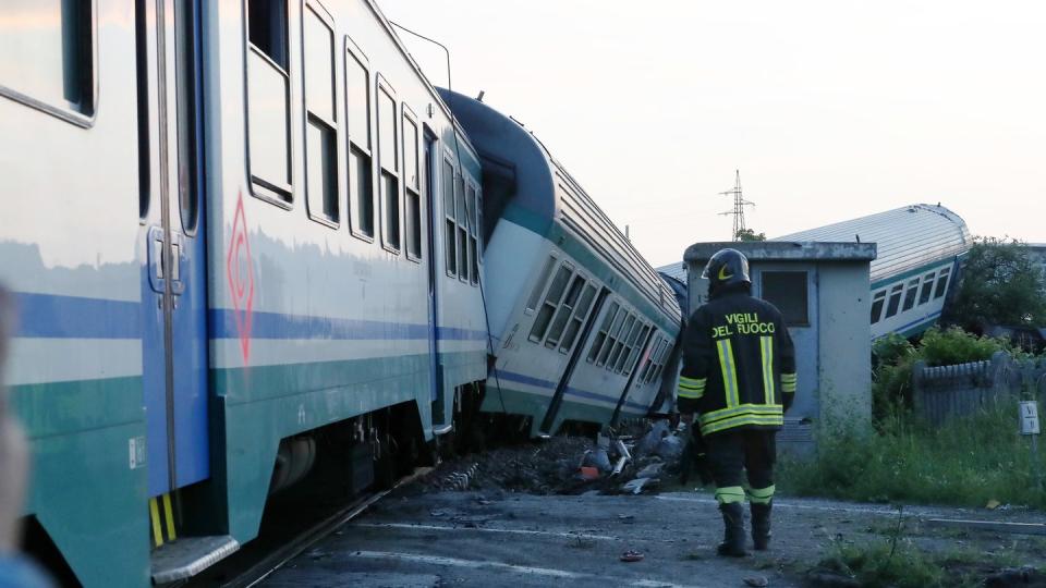 In der Nähe von Turin ist an einem Bahnübergang ein Regionalzug mit einem Sattelschlepper zusammengestoßen. Der Triebwagen und zwei Waggons entgleisten. Foto: Antonio Calanni