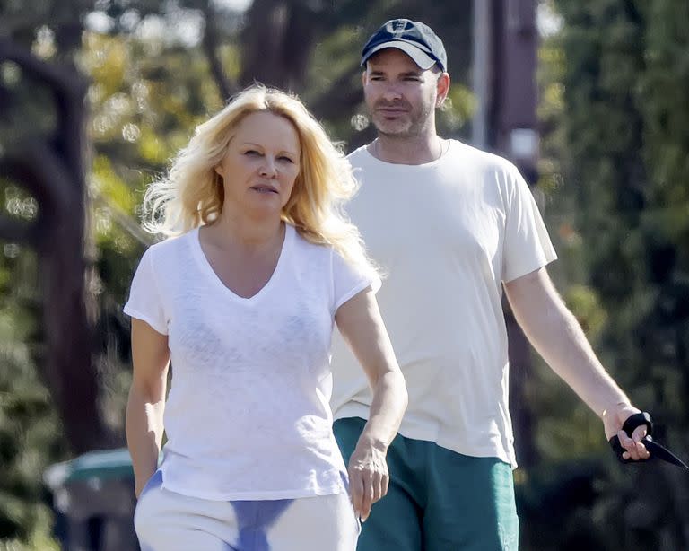 Pamela Anderson pasea a su perro con su asistente por Malib&#xfa;