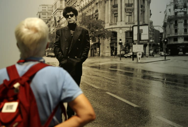 Un visitante contempla una antigua fotografía de Pedro Almodóvar en la Gran Vía de Madrid, parte de la exposición sobre el vínculo del cineasta con la ciudad, el 20 de junio de 2024 en la capital de España (Pierre-Philippe Marcou)