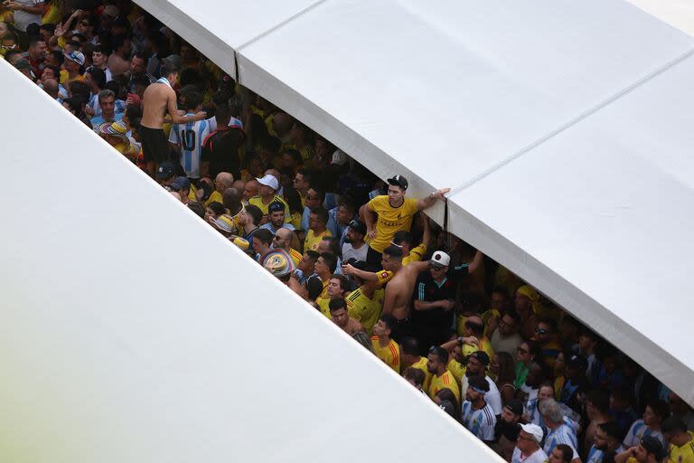 Los hinchas intentan ingresar al estadio en medio de disturbios previos al partido final