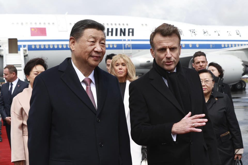 大陸國家主席習近平（左）訪歐，法國總統馬克宏（右）7日在機場迎接。（美聯社）