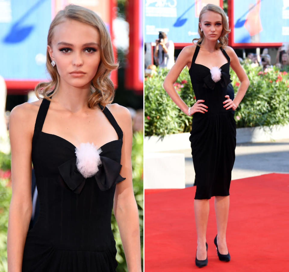 Schön und stilvoll wie die Mama, ein bisschen geheimnisvoll wie der Papa – Johnny Depps und Vanessa Paradis‘ Tochter Lily-Rose Depp (17) zeigte auf der „Planetarium“-Premiere in Venedig in ihrem eleganten Dress von Chanel, dass sie bereit ist, aus dem Schatten ihrer berühmten Eltern herauszutreten. Mehr Look aus Venedig zeigen wir euch hier … (8. September 2016, Bilder: Getty Images)