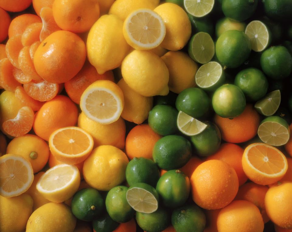 Bei Halsschmerzen besser nicht: Säurehaltige Nahrungsmittel wie Zitronen, Orangen und Limetten reizen den wunden Hals zusätzlich. (Symbolbild: Getty Images)