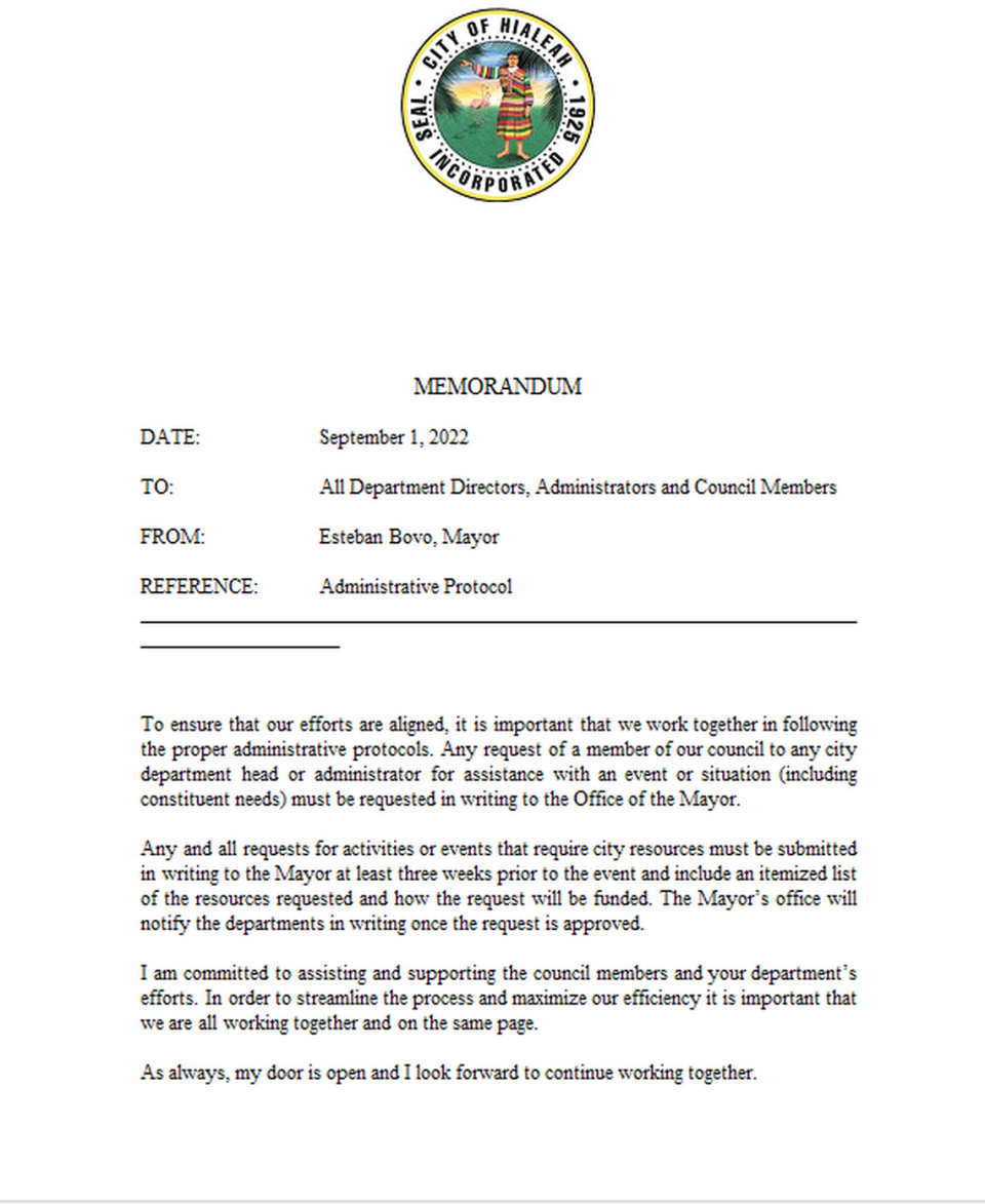 According to a memo sent by the office of City of Hialeah Mayor Esteban Bovo Jr. on September 1, 2022 to the seven council members, “any request from a member of our council to any department head or administrator of the city for assistance with an event or situation (including constituent needs) must be requested in writing to the Mayor’s Office.” Ciudad de Hialeah