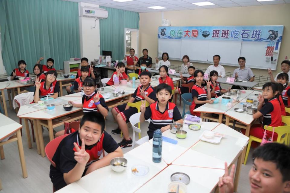 啟動「班班吃石斑」政策讓孩子享用味道鮮美的石班午餐。（記者張翔攝）