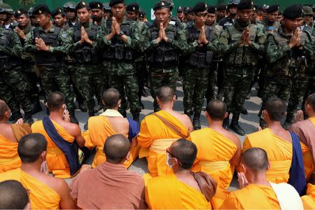 FILE PHOTO: Buddhist monks from Dhammakaya temple confront Thai soldiers at a gate of Dhammakaya temple in Pathum Thani province, Thailand, March 9, 2017. REUTERS/Athit Perawongmetha