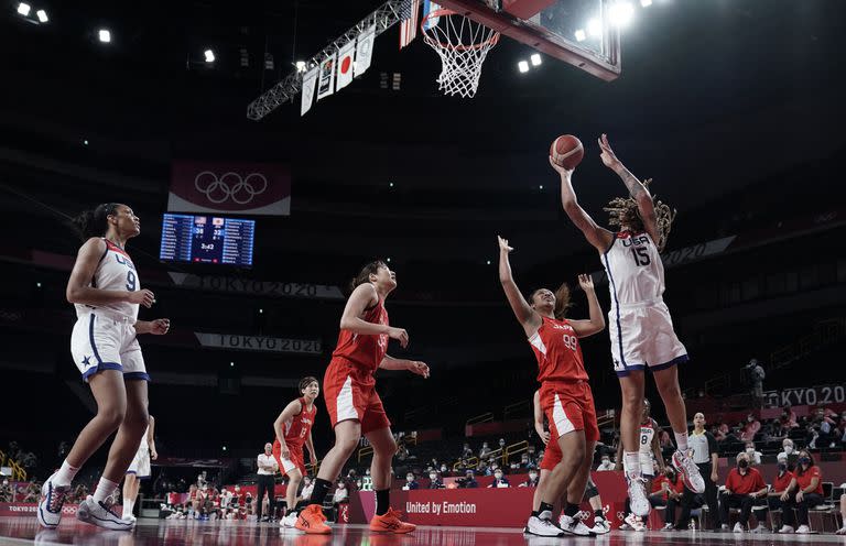 Brittney Griner lanza sobre la japonesa Monica Okoye durante la final del torneo olímpico de Tokio 2020