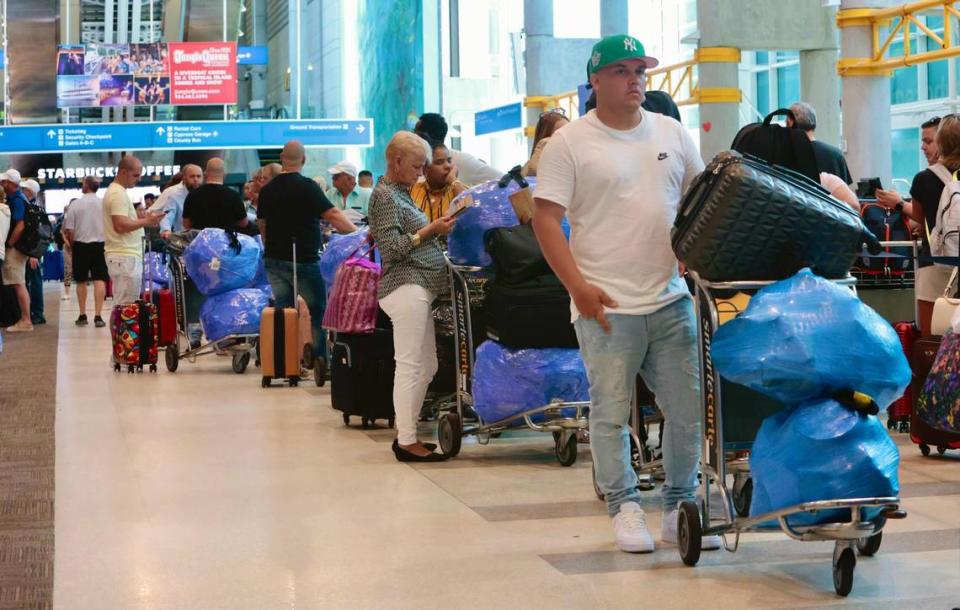Pasajeros hacen fila para las tarjetas de embarque de los vuelos de Southwest Airlines en el Aeropuerto Internacional de Fort Lauderdale-Hollywood, el viernes 14 de abril de 2023.
