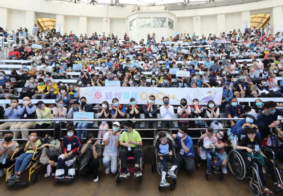 花蓮縣府持續與遠雄海洋公園合作辦理身心障礙學生「親親海洋」育樂營，邀請師生及家長一起入園同樂。(花蓮縣政府提供)