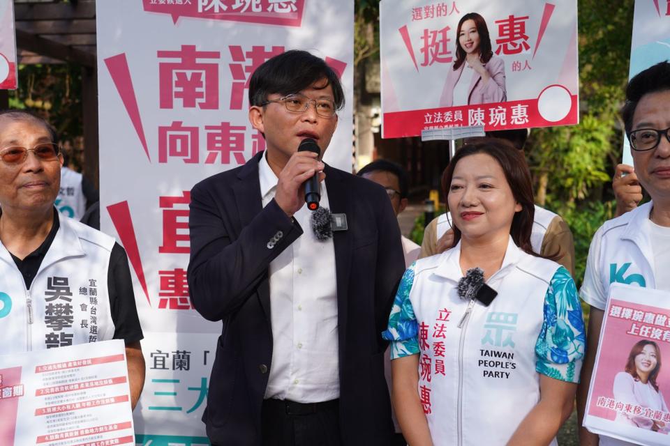 前立委黃國昌(前排右)21陪同陳琬惠(前排左)前往宜蘭縣選委會完成參選立委登記。資料照片／林泊志攝